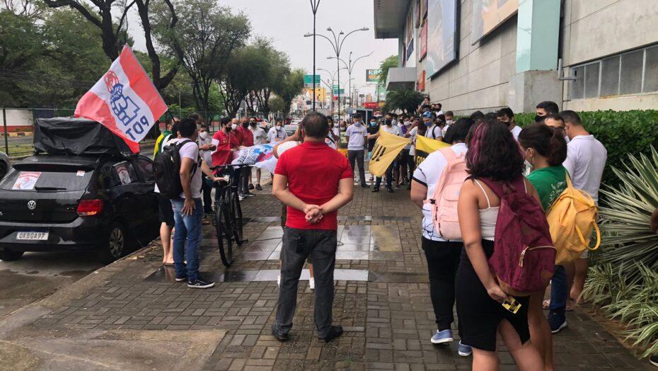 Com baixa adesão, manifestantes pedem impeachment de Bolsonaro em Natal