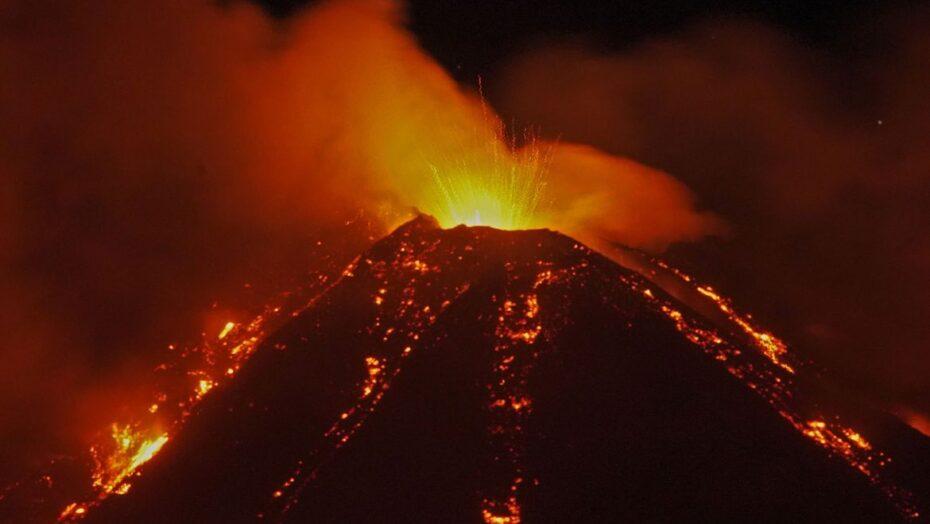 Lava de vulcão, que chegou a ameaçar costa brasileira, deve chegar ao mar em breve