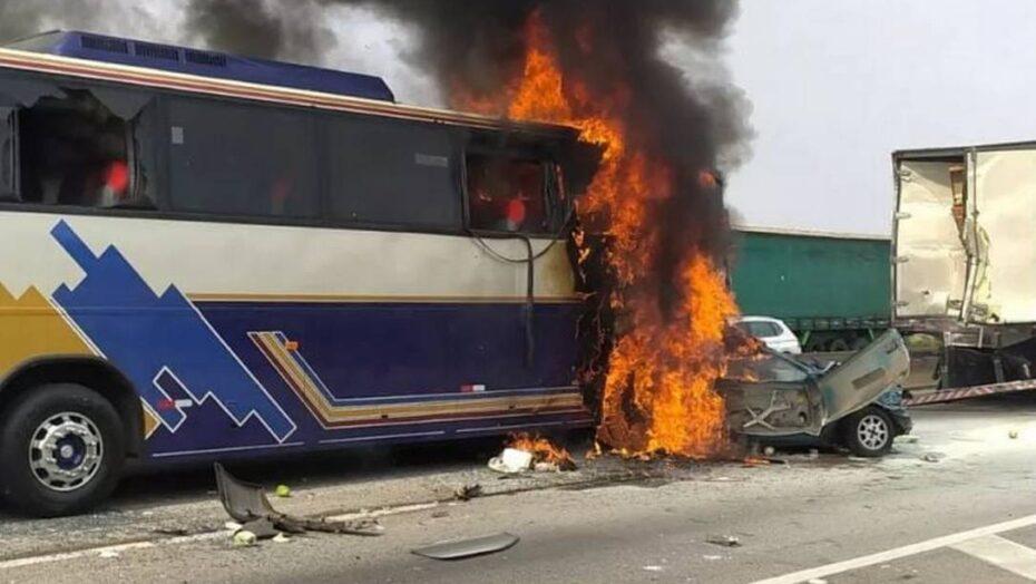 Passageiros pulam de ônibus pouco antes do veículo pegar fogo em acidente que fez seis mortos