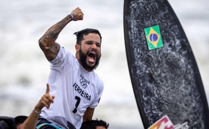Potiguar Italo Ferreira abandona voo de volta para o Brasil após ameaça de bomba