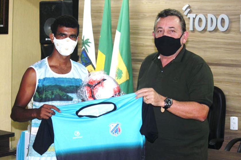 PREFEITO ANTONIO FREIRE FAZ ENTREGA DE MATERIAL ESPORTIVO A TIMES DA CIDADE QUE PARTICIPARÃO DO CAMPEONATO MUNICIPAL