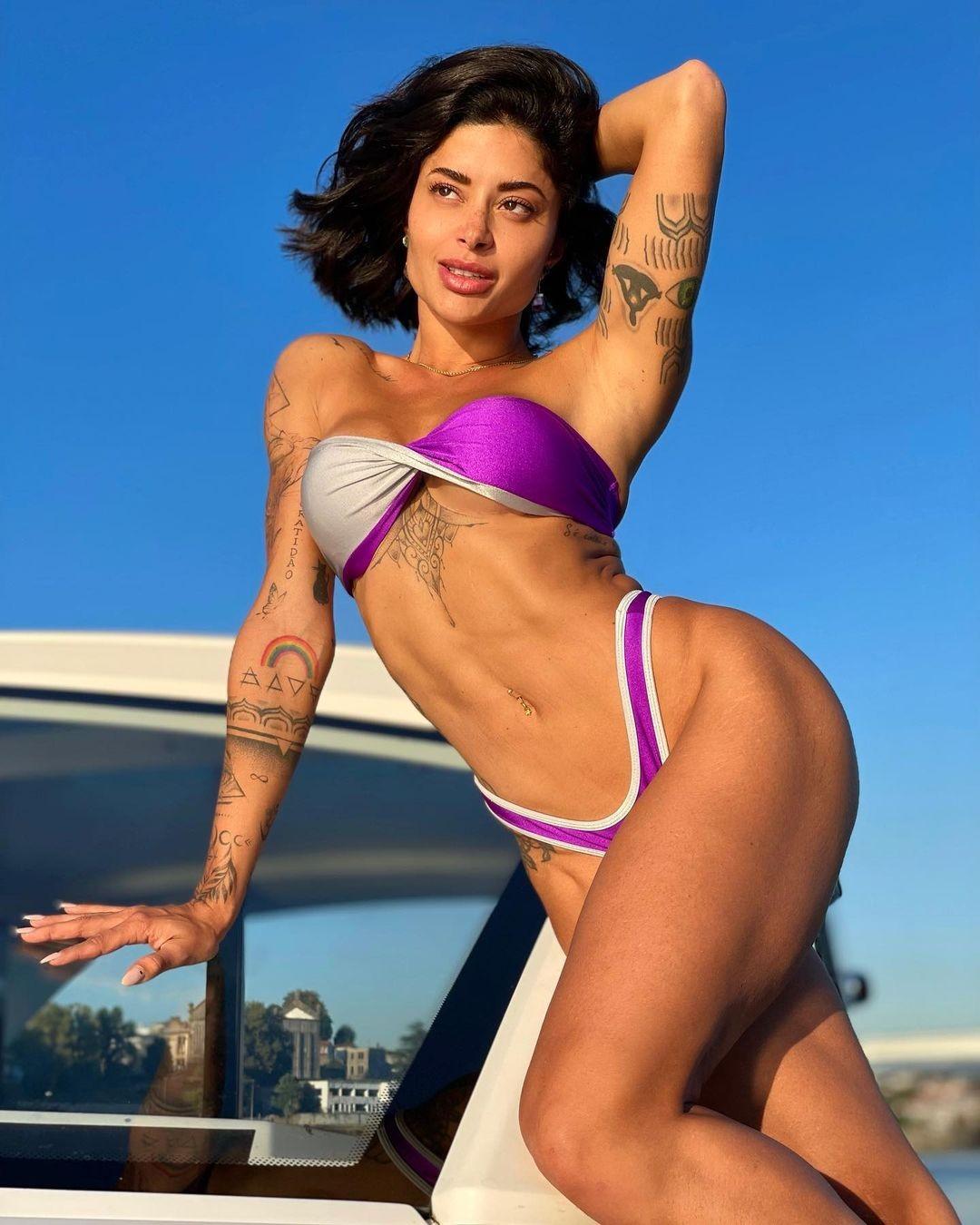 Aline Campos celebra primeiro ensaio de moda praia após mudar sobrenome