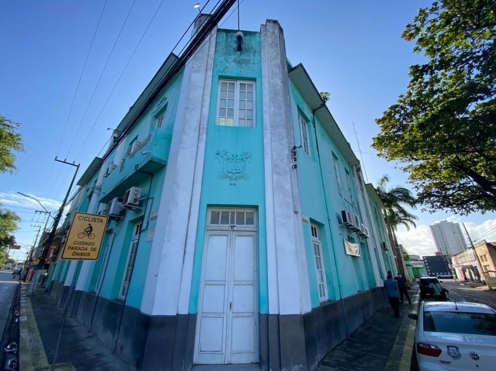 Após retificação de edital, Justiça revoga suspensão do concurso para perito criminal do Itep