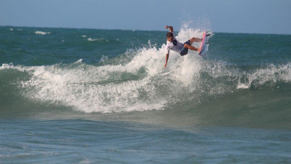 Em disputa acirrada, potiguar Mateus Sena vence etapa do Brasileiro de surfe profissional no Ceará