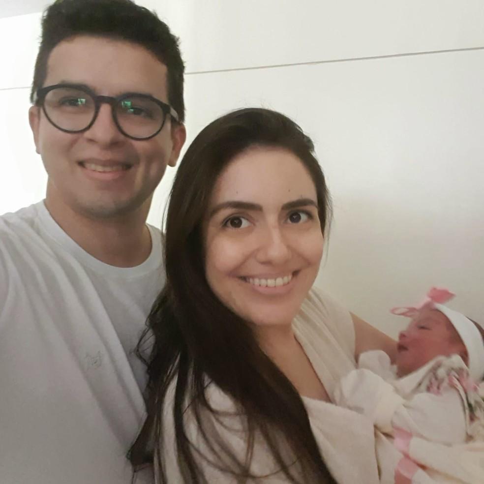 Mulher dá à luz dentro de elevador de condomínio da Grande Natal: 'Quando eu vi já estava nascendo', diz o pai