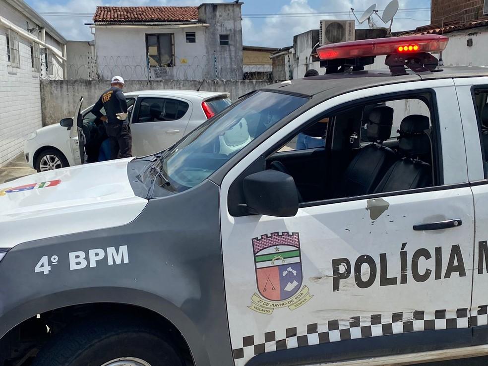 Mulher é assassinada a tiros no estacionamento de farmácia na Zona Norte de Natal