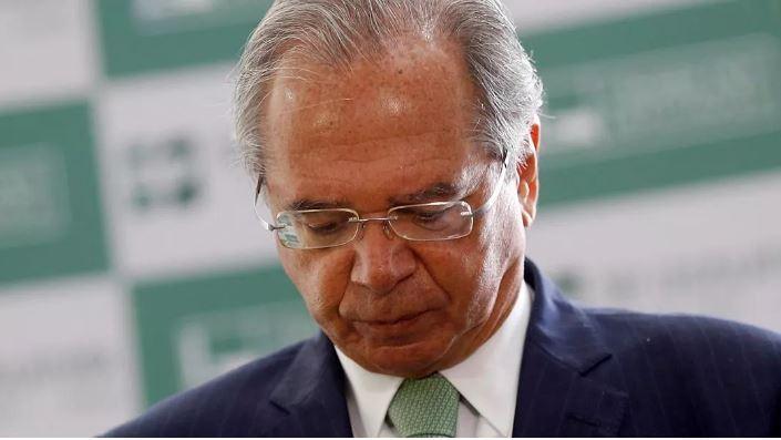 Pesquisa encomendada pela Record mostra que 64% defendem a demissão de Paulo Guedes