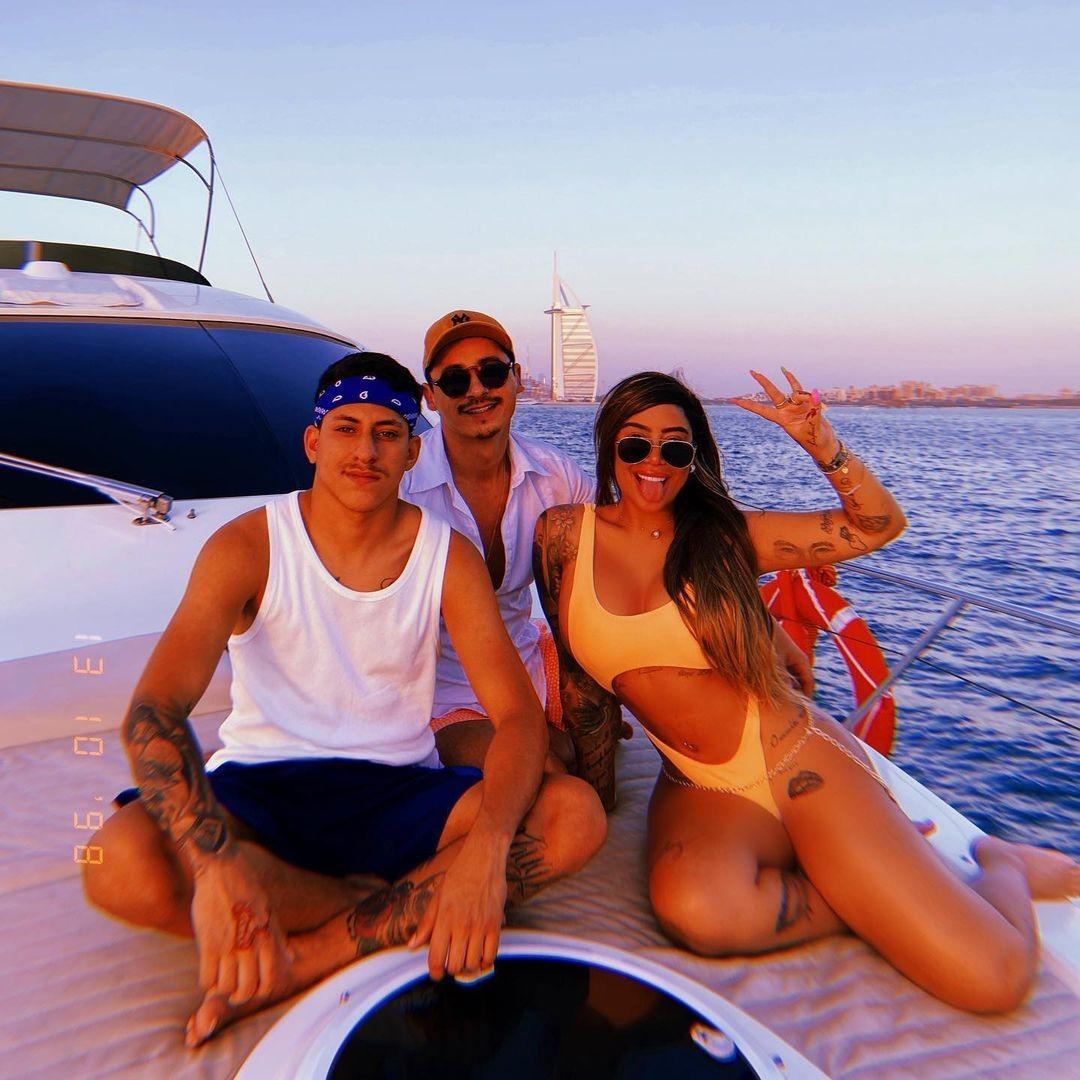Rafaella curte passeio de barco com amigos em Dubai: 