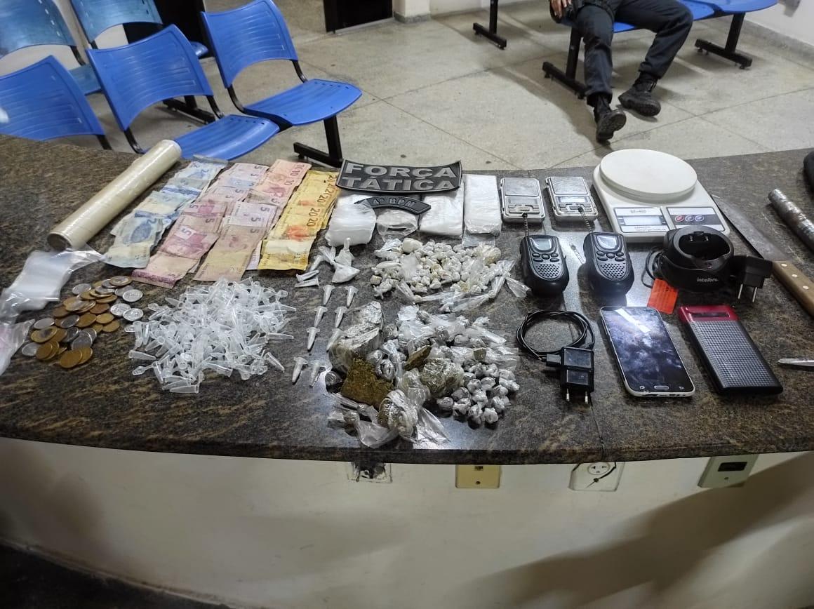 Suspeito tenta escapar da PM, mas acaba preso com drogas na zona Norte de Natal