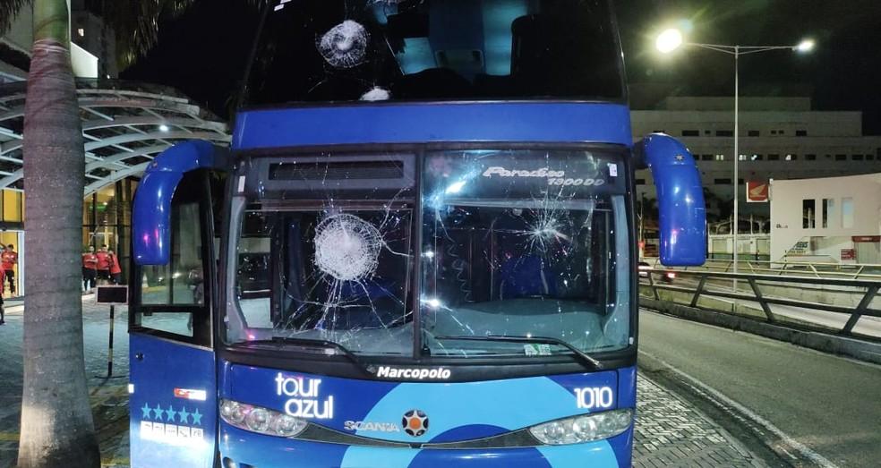 Torcedores do América-RN apedrejam ônibus e hotel e entram em confronto com jogadores do Campinense;