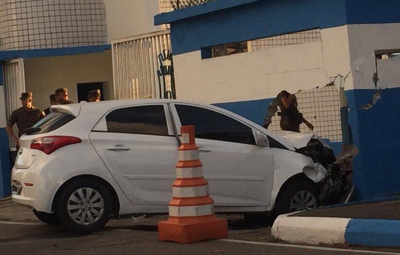 Motorista colide com muro de batalhão do exército na Zona Sul de Natal