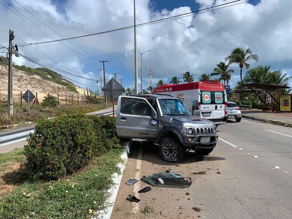 Motorista perde o controle da direção e capota carro na Via Costeira