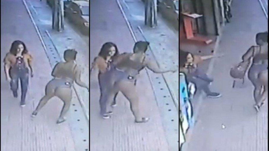 Mulher derruba desconhecida com o bumbum em rua; veja o vídeo