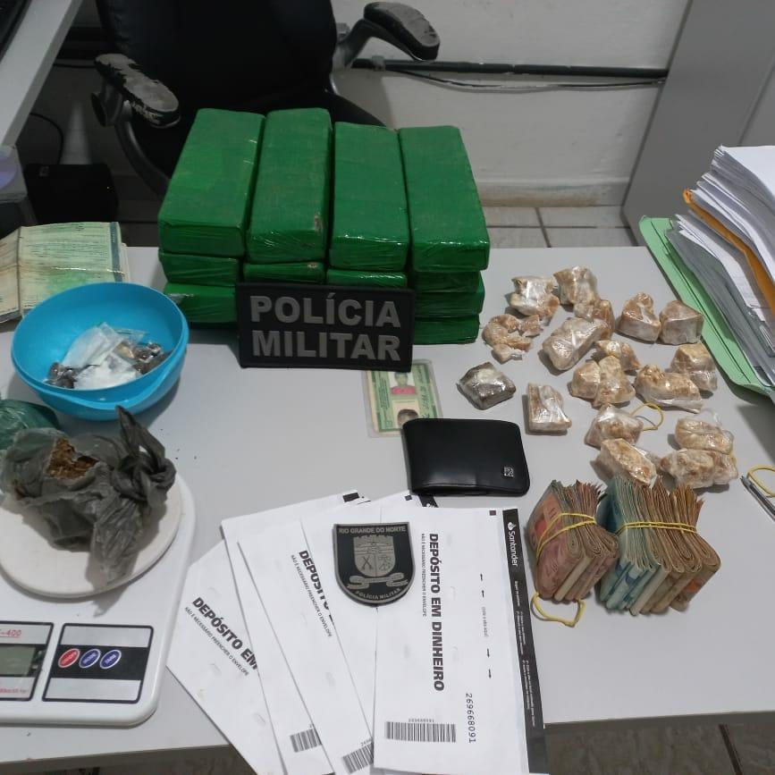 POLÍCIA MILITAR APREENDE GRANDE QUANTIDADE DE DROGA, R$ 10.610,00 EM ESPÉCIE, E PRENDE SUSPEITO NA CIDADE DE AREZ