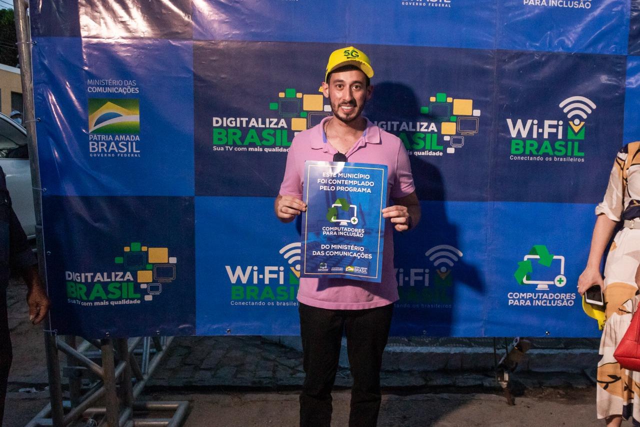 PREFEITO FLAVIANO LISBOA PARTICIPA DE EVENTO DO MINISTÉRIO DAS COMUNICAÇÕES E RECEBE 10 COMPUTADORES PARA PASSA E FICA
