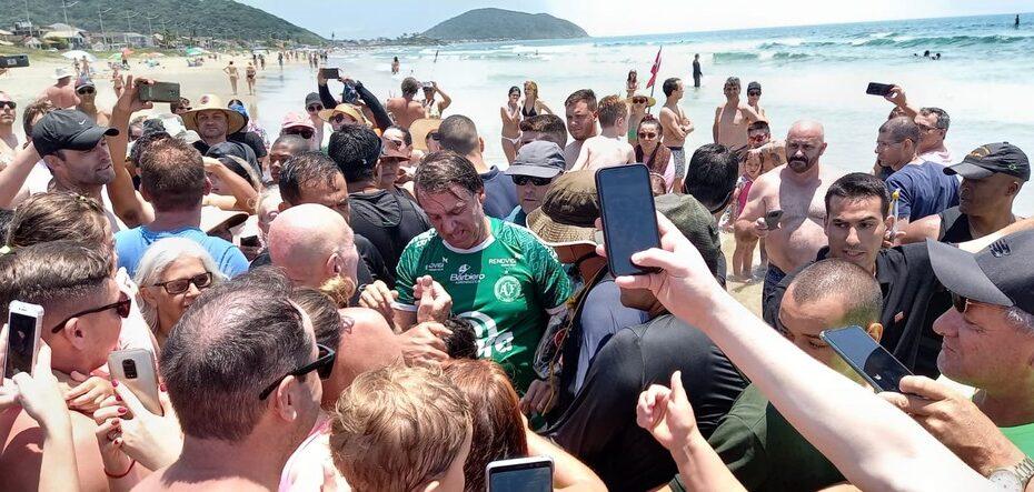 Bolsonaro causa aglomeração ao abraçar apoiadores em praia de SC