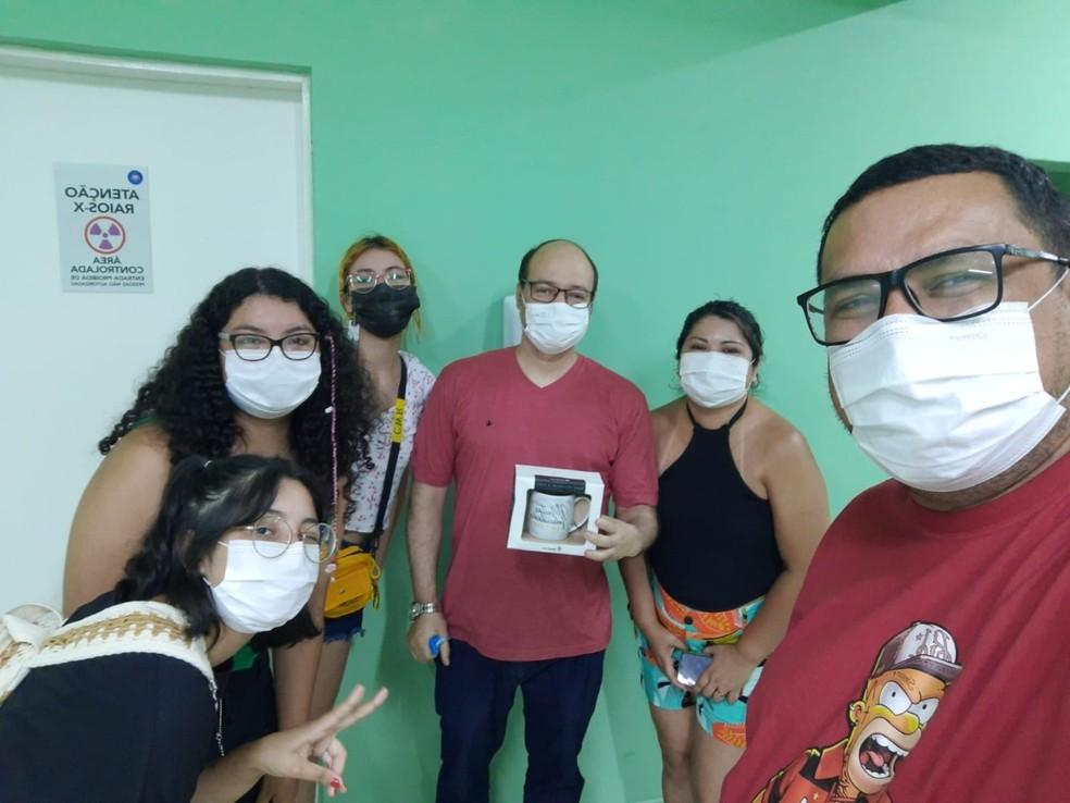 Casal transferido de Manaus durante crise provocada pela Covid volta a hospital do RN onde foi atendido para agradecer equipe