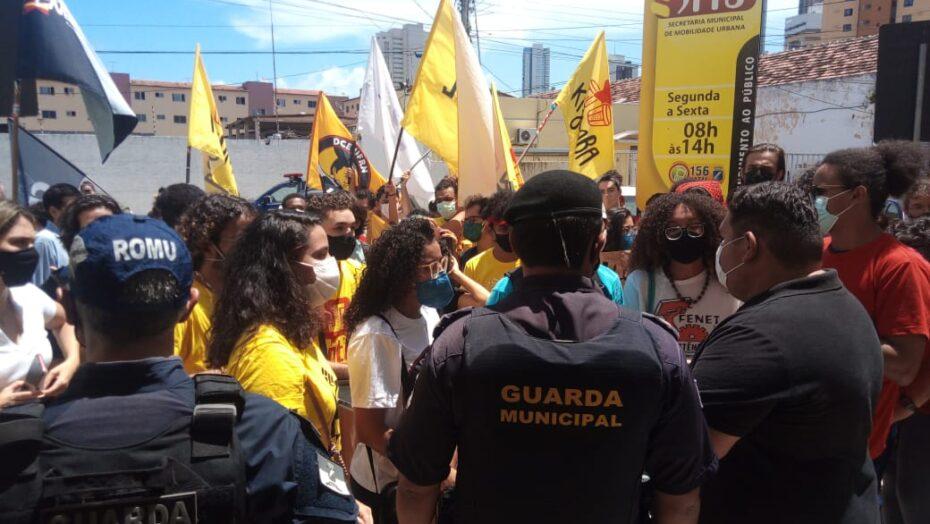 Guardas municipais jogam spray de pimenta em estudantes durante protesto na STTU