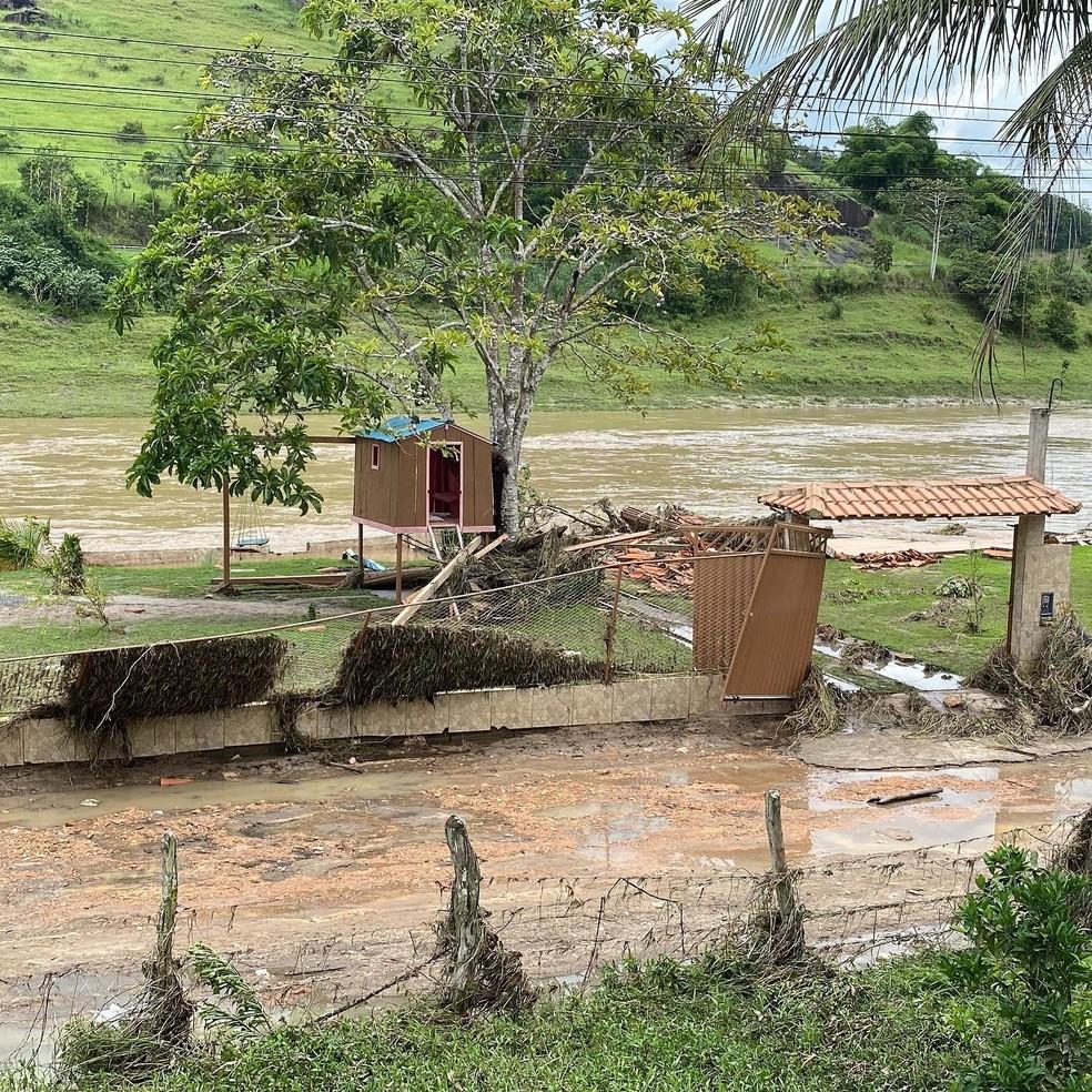 'Medo de morrer de noite, no escuro', relata mulher que viu casa desmoronar por causa da chuva na Bahia