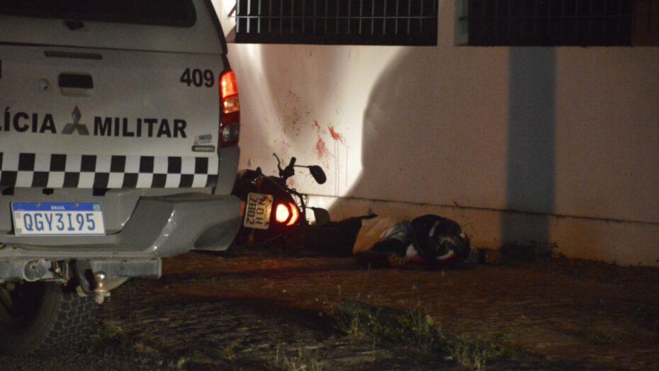 Motoqueiro é alvejado com disparos de arma de fogo, bate em posto da CAERN e morre em Natal