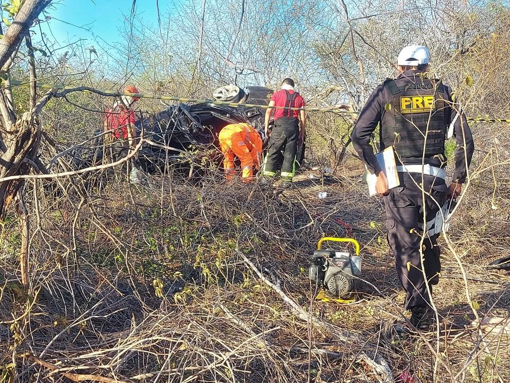 Motorista morre e outras três pessoas ficam feridas após capotamento de carro na RN-012