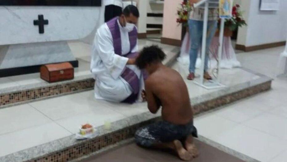 Padre interrompe missa para abençoar morador de rua que pedia oração: “agi com sensibilidade humana”