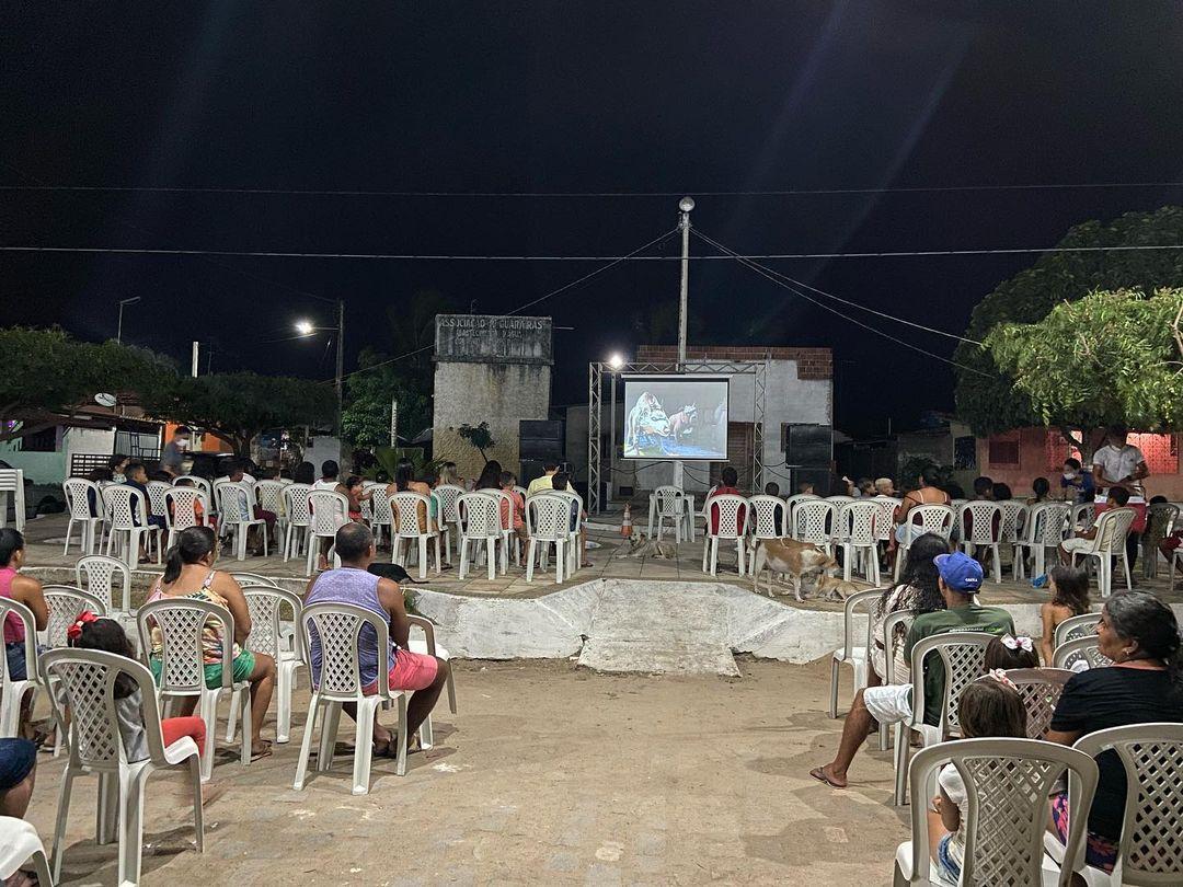 PREFEITURA DE GEORGINO AVELINO ENCERRA PROGRAMAÇÃO NATALINA COM CINEMA NA PRAÇA