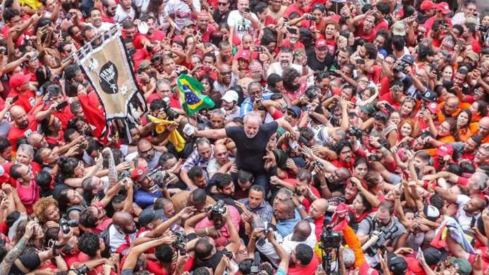 PT recupera força e é o partido com o qual 28% dos brasileiros mais se identificam, aponta Datafolha