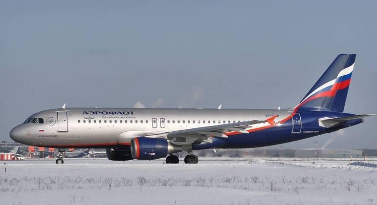 Com 140 passageiros, avião arremete para evitar choque com carro