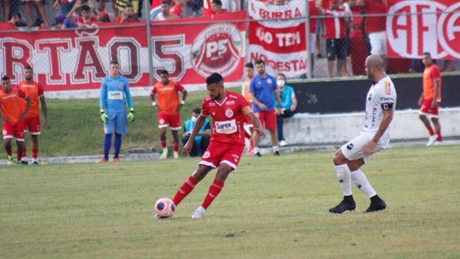 Com a vitória no clássico, o América assumiu a liderança do primeiro turno com os mesmos 12 pontos do ABC