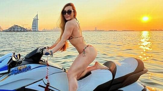 Ex-BBB e campeã de fisiculturismo, Aline Dahlen se muda para Dubai e avalia luxo da cidade: ‘É tudo dourado com neon’