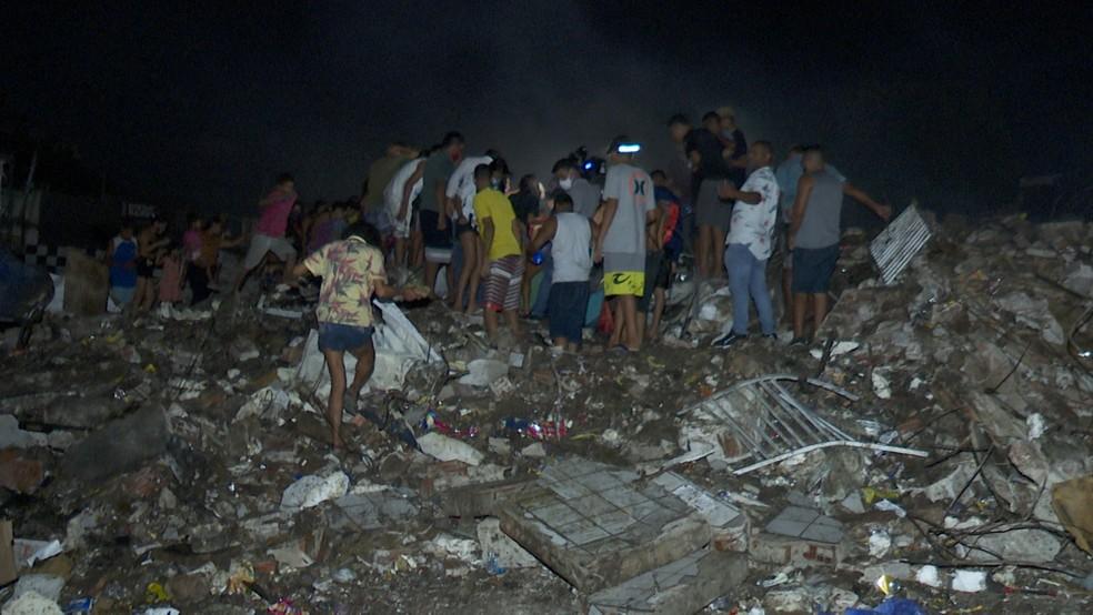 Moradores se arriscam na madrugada para pegar sobras de alimentos em supermercado que pegou fogo, na PB