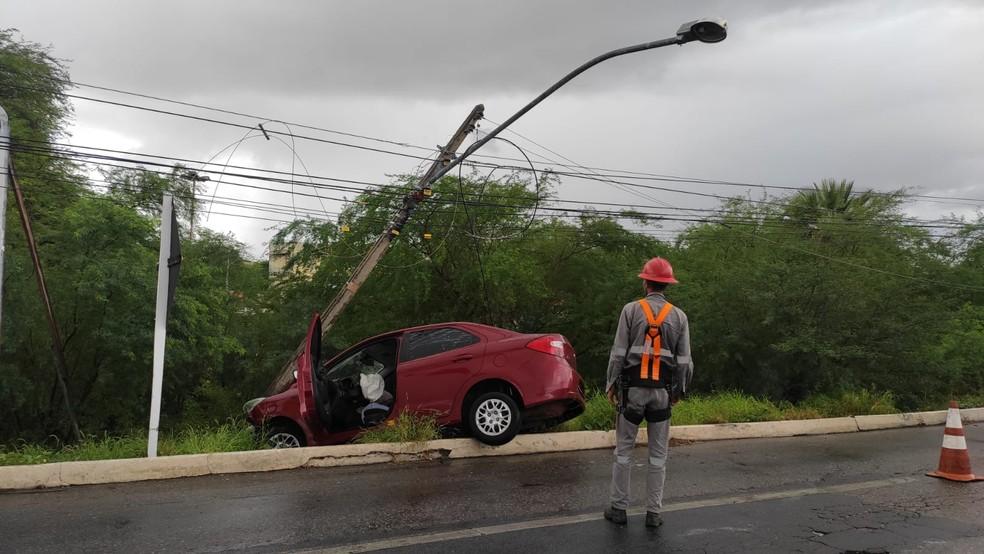 Motorista derrapa, bate carro em poste e deixa parte de avenida interditada em Mossoró