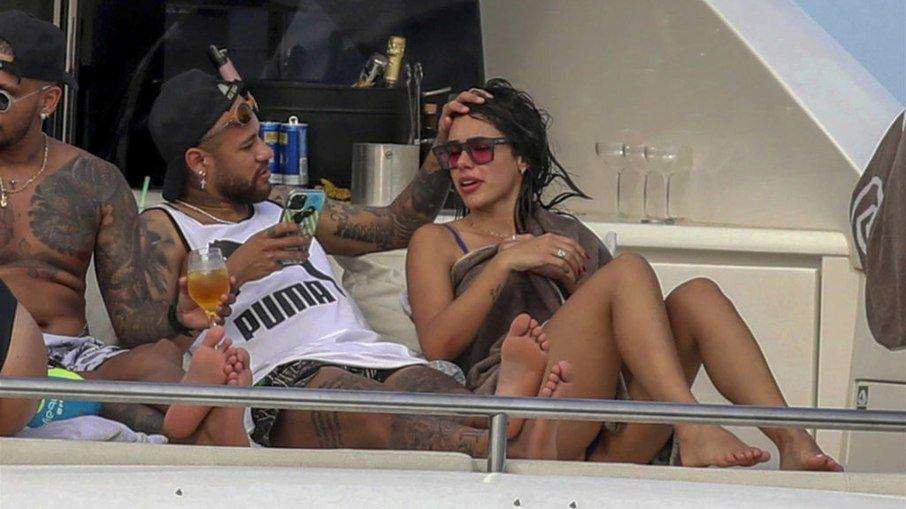 Neymar aparece abraçado com Bruna e web desconfia de namoro
