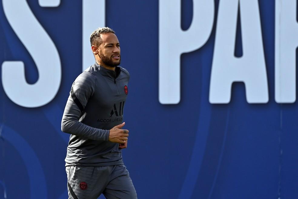 Neymar volta a correr no gramado e avança em recuperação