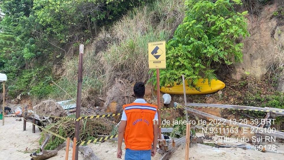 Parte de falésia desaba na praia de Pipa e trecho é interditado; ninguém foi atingido