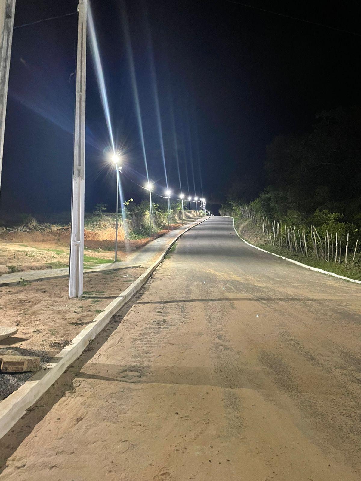 PREFEITURA DE GEORGINO AVELINO ILUMINA LADEIRA QUE LIGA O TREVO AO ALTO DA CIDADE