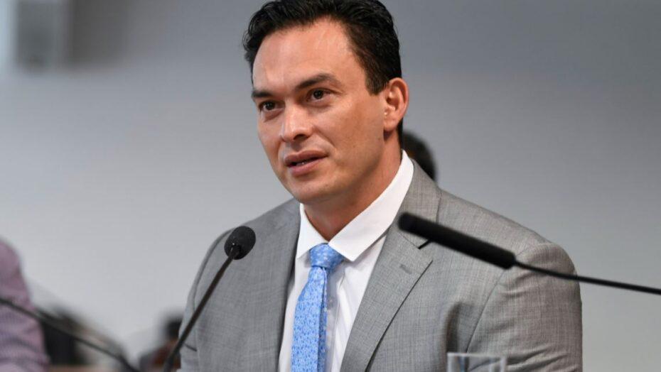 Senador Styvenson Valentim abre o jogo sobre sexualidade e relacionamento com homens: “Por que não?”