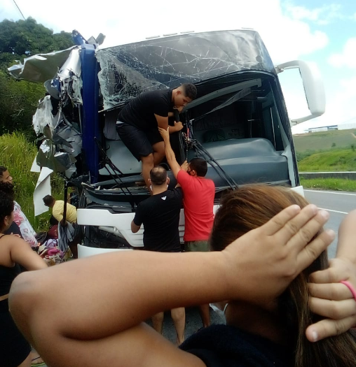 ACIDENTE COM ÔNIBUS COM PESSOAL DE GEORGINO QUE VIAJAVAM PARA RECIFE, MAIS INFORMAÇÕES