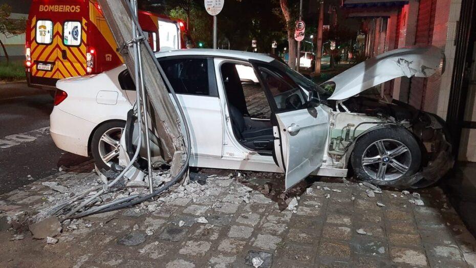 Briga de casal dentro de uma BMW termina mulher ferida após motorista atingir um poste