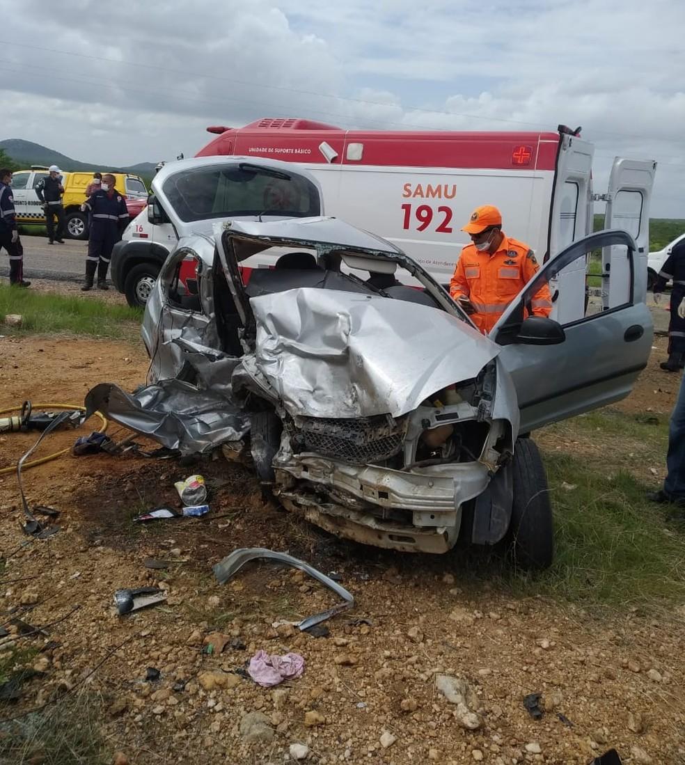 Mãe e filhos morrem após batida frontal de carros no interior do RN