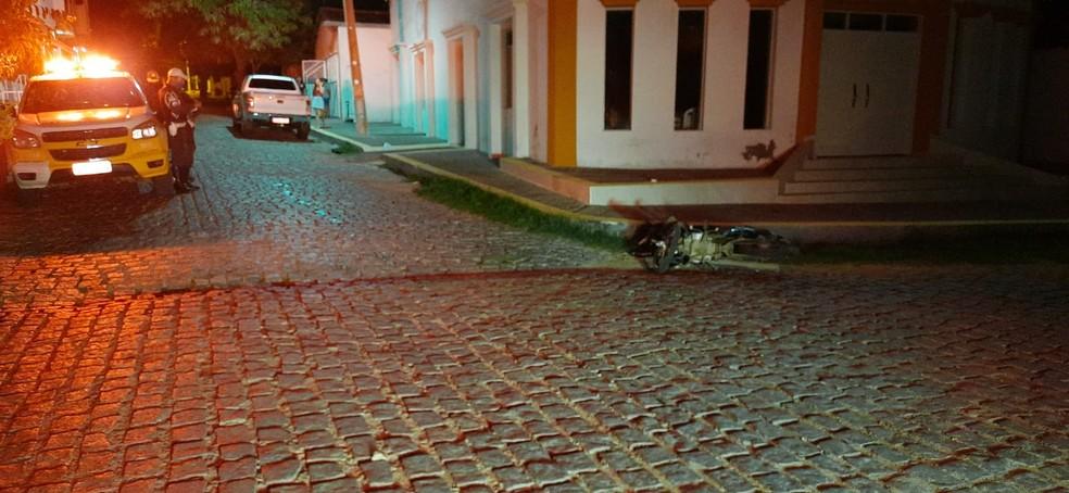 Mulher morre e outra fica ferida após acidente de moto no RN; testemunhas dizem que elas fugiam de assalto