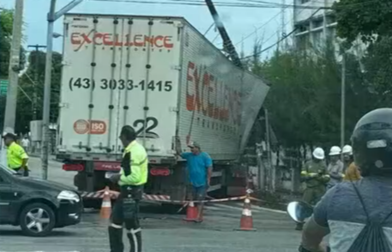 Após caminhão colidir com poste, semáforos ficam com problemas na Zona Leste de Natal