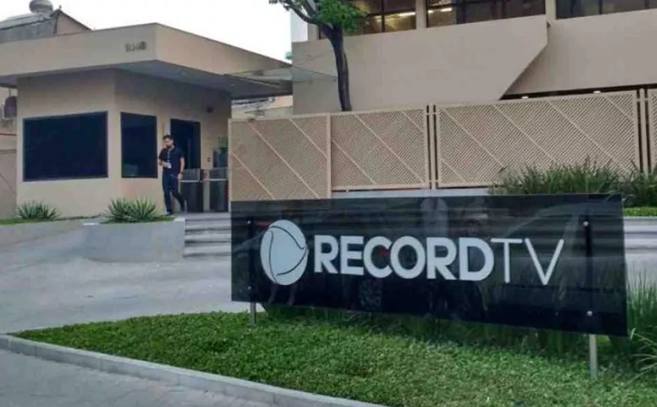 Apresentador da Record é denunciado por mulher e abandona programa ao vivo