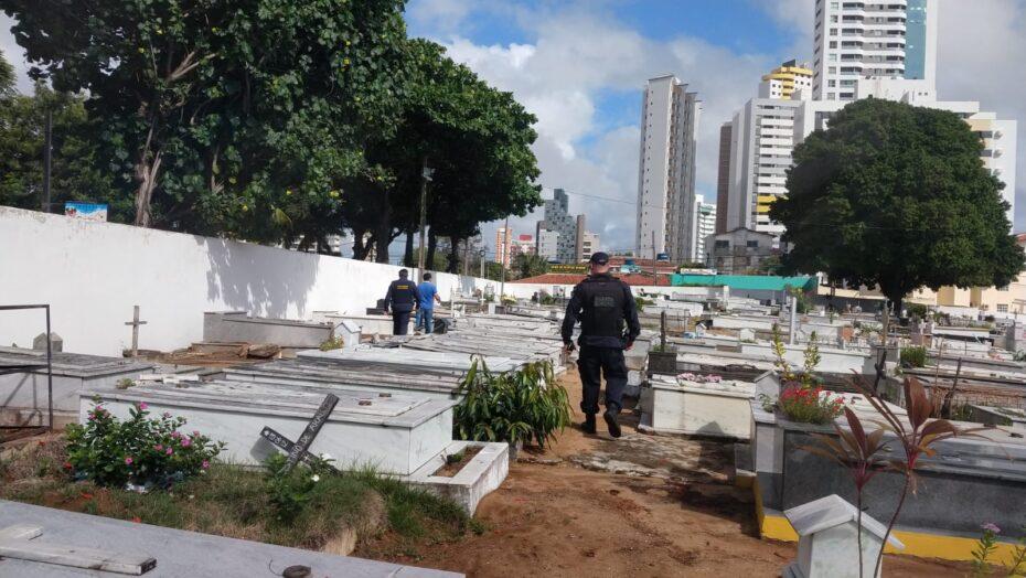Bandidos invadem cemitério, furtam peças e depredam túmulos na Zona Sul de Natal