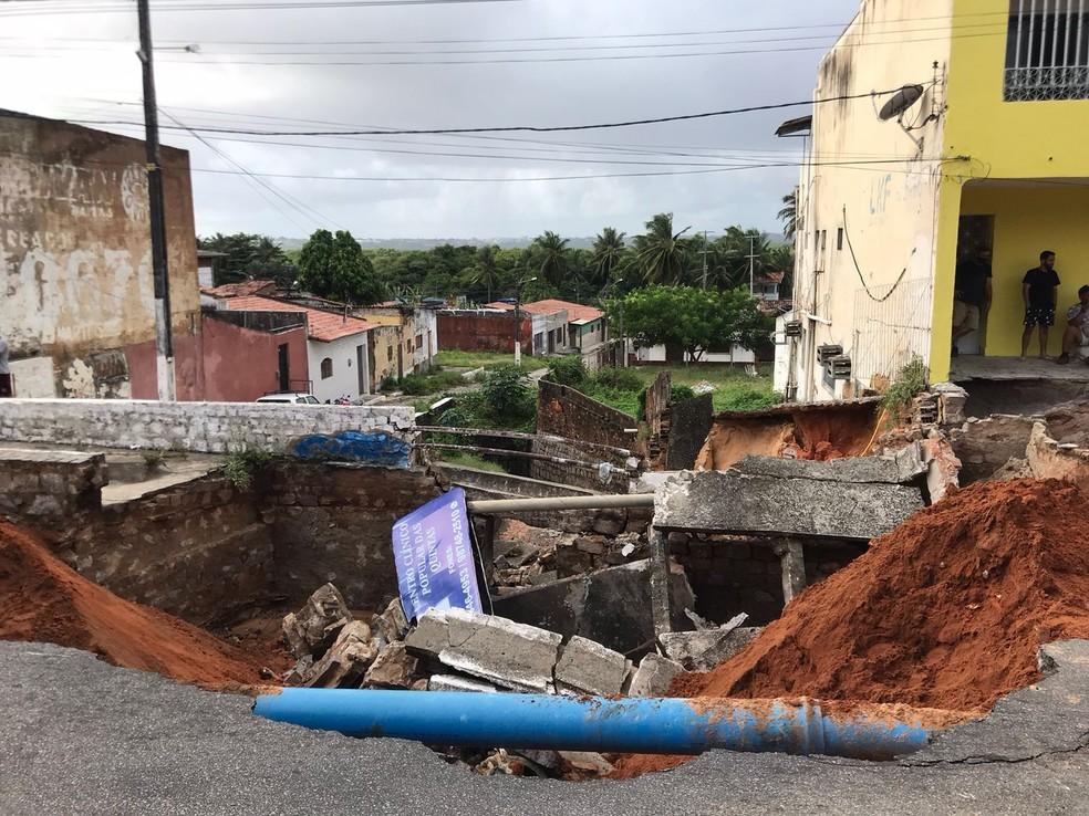 Chuva abre cratera e interdita Rua Doutor Mário Negócio; veja desvios das linhas de ônibus