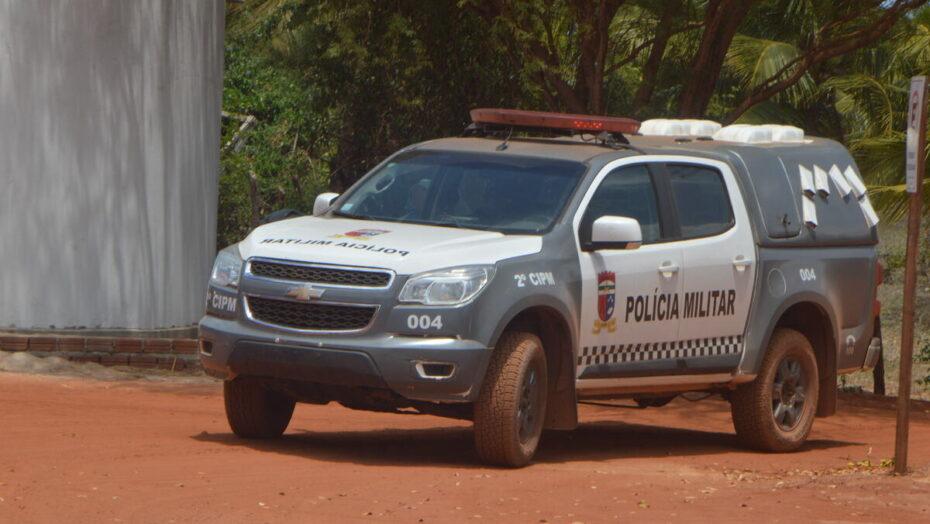 Criminosos batem em carro e atiram em motorista durante fuga próxima a rio no RN