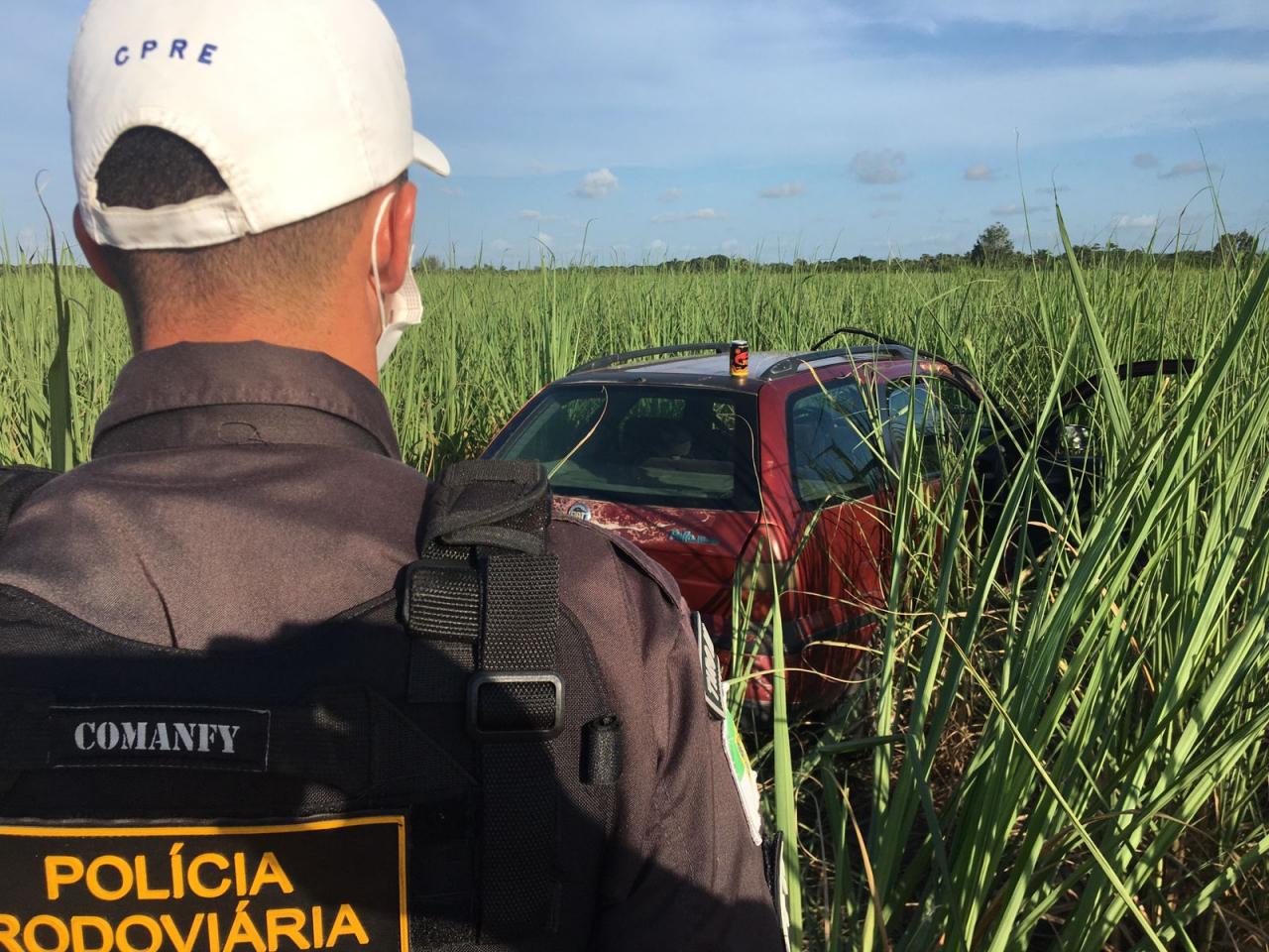 NÍSIA FLORESTA: SOB EFEITO DE ÁLCOOL HOMEM COLIDE COM VIATURA DO CPRE E ACABA PRESO