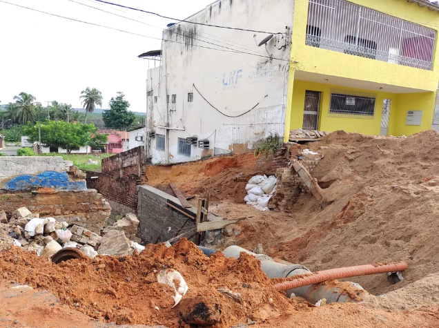 Novas chuvas aumentam cratera e Rua Doutor Mário Negócio volta a ser interditada em Natal