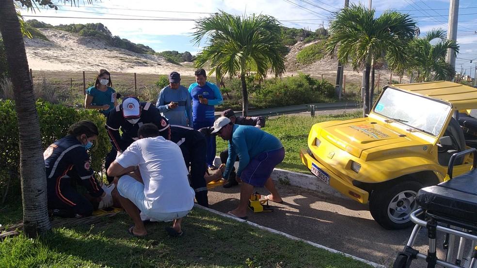 Turistas de Curitiba e motorista de buggy ficam feridos após acidente de trânsito na Via Costeira em Natal